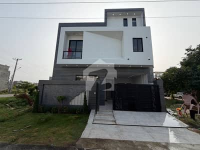 الحفیظ گارڈن - فیز 2 مین کینال بینک روڈ,لاہور میں 4 کمروں کا 6 مرلہ مکان 3.35 کروڑ میں برائے فروخت۔ الحفیظ گارڈن - فیز 2 مین کینال بینک روڈ,لاہور میں 4 کمروں کا 6 مرلہ مکان 3.35 کروڑ میں برائے فروخت۔