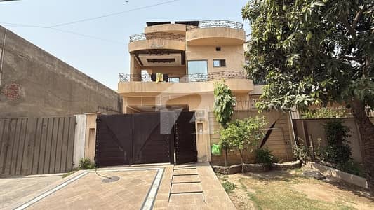 12 Marla Owner Build 65 Feet Semi Commercial House All Original Picture Direct Meeting Available For Sale in Johar Town phase 2 Near Emporium Mall.