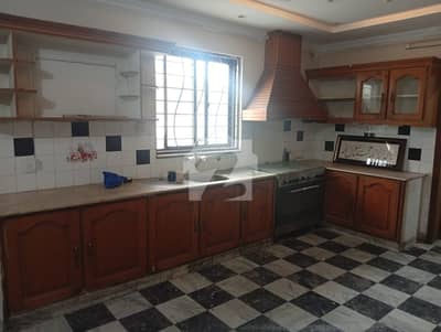 kanal stylish bungalow available for rent