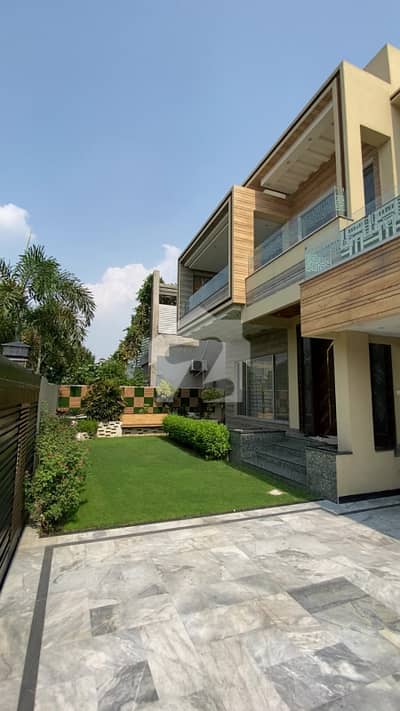 1 KANAL EXTRA ORDINARY LUXURY FULLY FURNISHED HOUSE WITH BASEMENT URGENT FOR SALE
