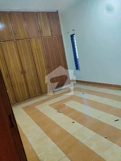 1KANAL LOWER PORTION AVAILABLE FOR RENT IN MODEL TOWN BLOCK P