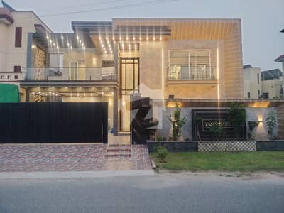 ماڈل ٹاؤن لاہور میں 6 کمروں کا 1 کنال مکان 9.75 کروڑ میں برائے فروخت۔
