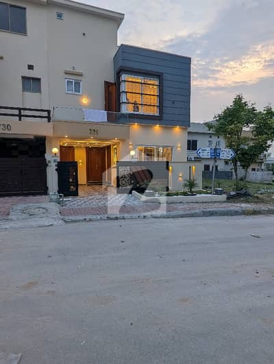 بحریہ ٹاؤن فیز 8 ۔ رفیع بلاک بحریہ ٹاؤن فیز 8,بحریہ ٹاؤن راولپنڈی,راولپنڈی میں 3 کمروں کا 5 مرلہ مکان 2.4 کروڑ میں برائے فروخت۔