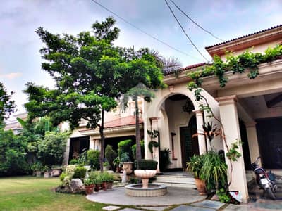 FULL BASEMENT WITH POOL 2 KANAL ELEGANT AND FULLY MAINTAINED SUPER HOT LOCATED BUNGALOW IS AVAILABLE IN THE BEST BLOCK OF DHA LAHORE.