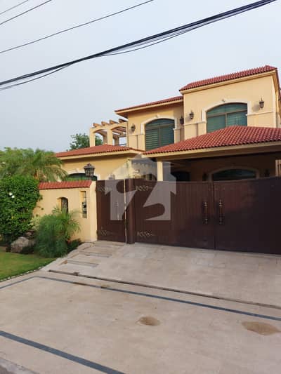 OWNER BUILD 1 KANAL ELEGANT AND FULLY MAINTAINED SUPER HOT LOCATED SPANISH VILLA WITH DOUBLE HEIGHT LOBBY IS AVAILABLE IN THE BEST BLOCK OF DHA LAHORE