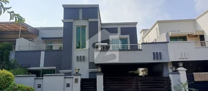 10 MARLA 4 BEDROOMS SD HOUSE AVAILABLE FOR RENT