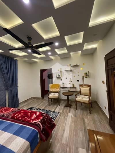 SEPRET GATE ONE KANAL UPPER PRTION AVAILABLE FOR RENT IN DHA PHASE 3 ,