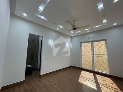 لیک سٹی میڈوز لاہور میں 3 کمروں کا 1 کنال مکان 1.5 لاکھ میں کرایہ پر دستیاب ہے۔