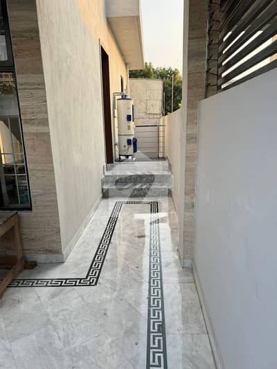 Multi Gardan B17 14 Marla Portion House For Rent