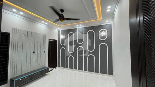 پارک ایونیو ہاؤسنگ سکیم لاہور میں 5 کمروں کا 6 مرلہ مکان 2.35 کروڑ میں برائے فروخت۔