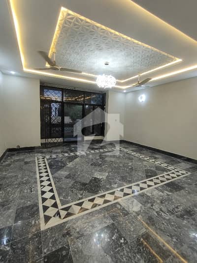 ایف ۔ 11 اسلام آباد میں 5 کمروں کا 1 کنال مکان 4.5 لاکھ میں کرایہ پر دستیاب ہے۔