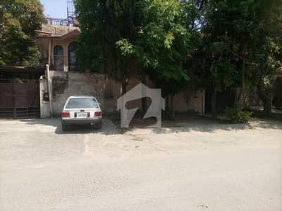Prime Opportunity 600 Square Yards Triple Storey Family House For Sale 40 Feet Wide Street Main Chaklala Scheme 3