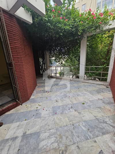 گلبرگ 3 گلبرگ,لاہور میں 4 کمروں کا 12 مرلہ مکان 3.7 لاکھ میں کرایہ پر دستیاب ہے۔