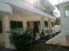 Prime Location 6beds House Size 50x90=500sqyds CDA Transfer Single Only Serious Buyer-