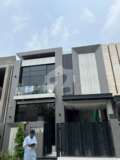 5 MARLA ELEGANT AND FULLY MAINTAINED SUPER HOT LOCATED BUNGALOW IS AVAILABLE IN THE BEST BLOCK OF DHA LAHORE.