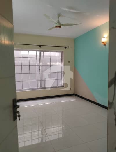 سوان گارڈن اسلام آباد میں 4 کمروں کا 8 مرلہ زیریں پورشن 1.1 لاکھ میں کرایہ پر دستیاب ہے۔ سوان گارڈن اسلام آباد میں 4 کمروں کا 8 مرلہ زیریں پورشن 1.1 لاکھ میں کرایہ پر دستیاب ہے۔