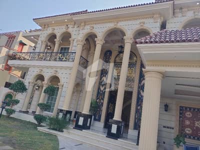 ازمیر ٹاؤن لاہور میں 7 کمروں کا 2 کنال مکان 19.5 کروڑ میں برائے فروخت۔