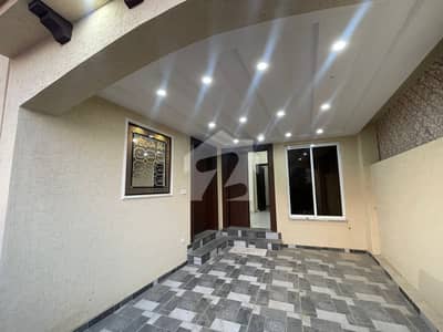 A Plus Construction Solid MAIN BOULEVARD 5 marla Brand new House Available For Sale Single Unit Very Good Most Prime Location Near To All Facilities Available