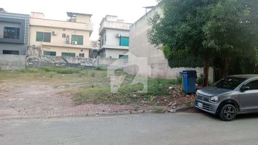 10 Marla Prime Location Plot For Sale
