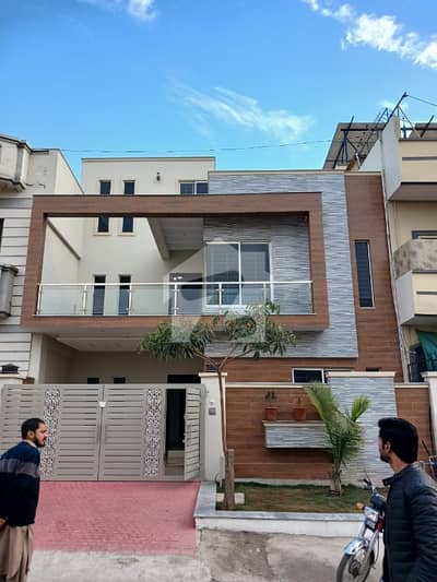 جی ۔ 13 اسلام آباد میں 5 کمروں کا 7 مرلہ مکان 5.7 کروڑ میں برائے فروخت۔