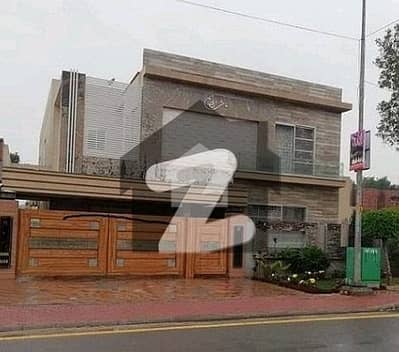 بحریہ ٹاؤن سیکٹر سی بحریہ ٹاؤن,لاہور میں 5 کمروں کا 1 کنال مکان 5.5 کروڑ میں برائے فروخت۔