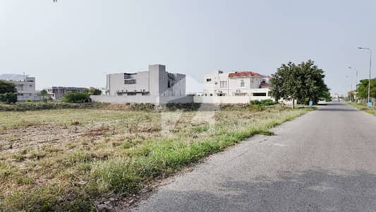 1- KANAL PRIME LOCATION PLOT IN T BLOCK. . WALKING DISTANCE FROM PARK AND MAIN ROAD. . . DIRECT DEAL WITH OWNER