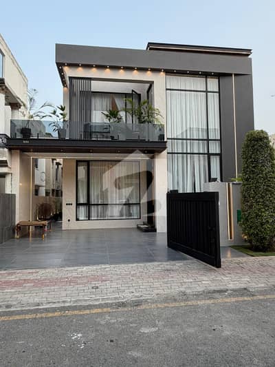 ULTRA LUXURY MODREN 10 MARLA HOUSE FOR SALE IN JOHAR BLOCK BAHRIA TOWN LAHORE