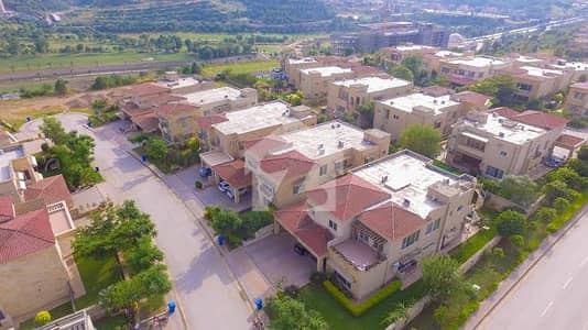 PRIME LOCATION 5 MARLA BOULEVARD PLOT BACK OPEN