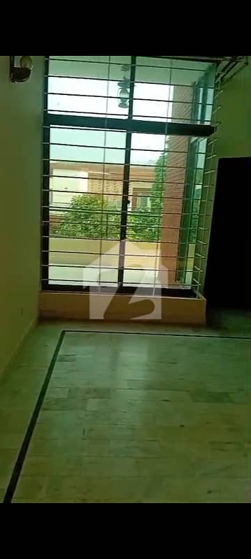 10 Marla Full House in 6phase 3, Block Z, Spacious Car Parking 10 Marla Full House in 6phase 3, Block Z, Spacious Car Parking