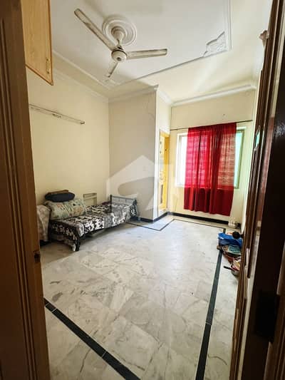 hayatabad phase 3 1room available for female