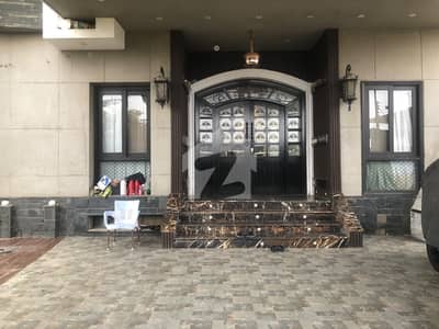 1000 Yards Elegant Bungalow For Sale