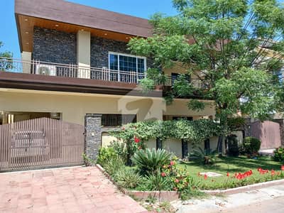 18 Marla Triple Storey Renovated House With Extra Land For SALE