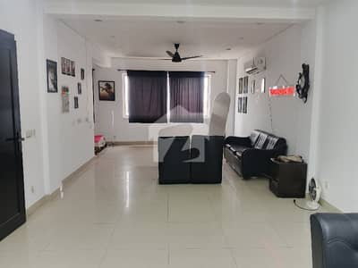 04 MARLA COMMERCIAL FLOOR WITH LIFT AVAILABLE 04 MARLA COMMERCIAL FLOOR WITH LIFT AVAILABLE