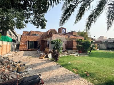 3 Kanal Beautiful House Available For Silent Office & Beautiful Location
