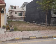 Garden city Bahria Town 8 marla plot with extra land ready for construction plot is avalible on installment
