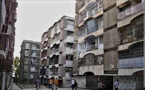 Gulshan-e-Iqbal - Block 14 Flat For sale Sized 1400 Square Feet
