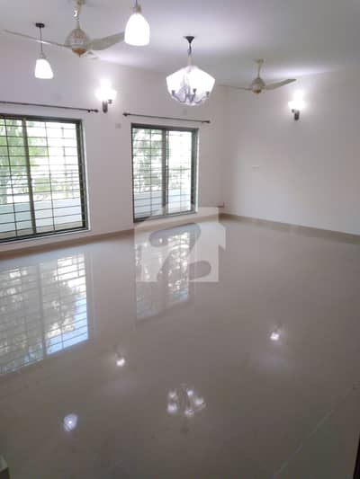 10 MARLA 3 BEDROOMS APARTMENT AVAILABLE FOR RENT