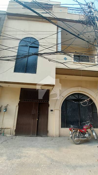 گُلدشت ٹاؤن لاہور میں 4 کمروں کا 5 مرلہ مکان 1.8 کروڑ میں برائے فروخت۔