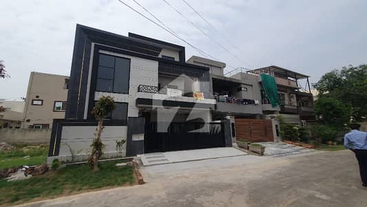 نیسپاک سکیم فیز 3 ڈیفینس روڈ,لاہور میں 5 کمروں کا 9 مرلہ مکان 4.25 کروڑ میں برائے فروخت۔