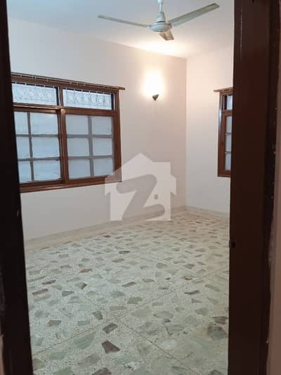 400 Square Yard Ground Floor Well Maintained