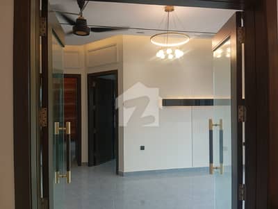 10 MARLA ULTRA MODERN, NEW HOUSE AVAILABLE FOR SALE