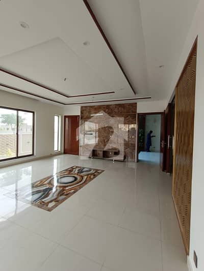 1000 Sq Yd Luxury Villa With Designer Kitchen, Washroom And Elevation. Ready To Move