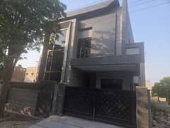 واپڈا سٹی ۔ بلاک ایم واپڈا سٹی,فیصل آباد میں 4 کمروں کا 10 مرلہ مکان 4.2 کروڑ میں برائے فروخت۔