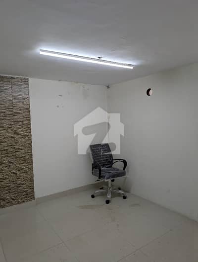 کلب روڈ کراچی میں 4 مرلہ Studio دفتر 2.25 لاکھ میں کرایہ پر دستیاب ہے۔