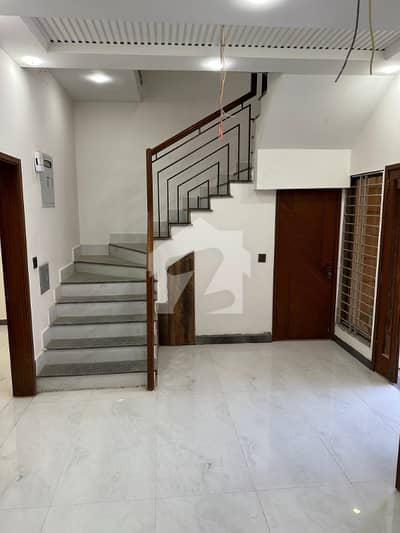 3Bed DDL 125 sq yd Villa FOR SALE at Precicnt-11B (All Amenities Nearby) Heighted Location Investor Rates