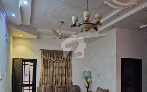 علامہ اقبال ٹاؤن لاہور میں 5 کمروں کا 10 مرلہ مکان 4.0 کروڑ میں برائے فروخت۔