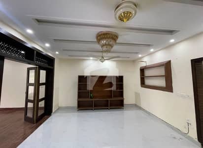 10 Marla Luxury House Available For Rent