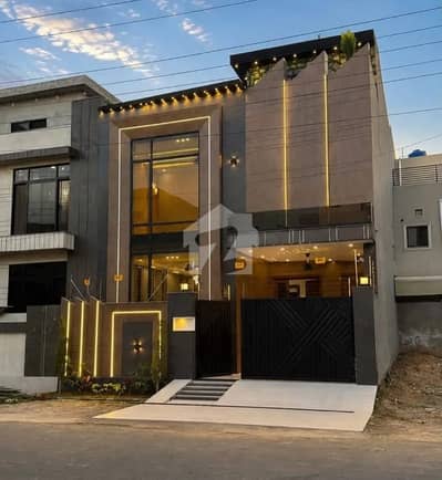 Central Park Housing Scheme 5 Marla Modern Dezine Hot Location Near To Park Masjid Market House For Sale