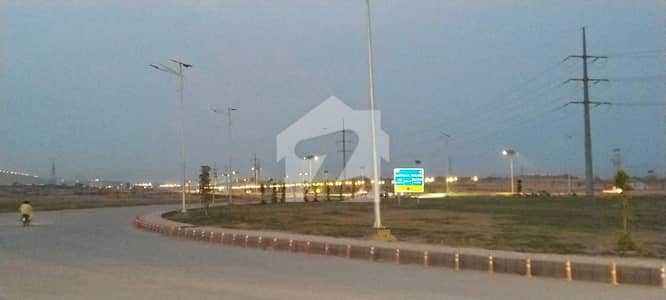 مارگلہ انکلیو مارگلہ ایونیو,اسلام آباد میں 1 کنال رہائشی پلاٹ 5.5 کروڑ میں برائے فروخت۔