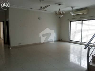 Main Boulevard 10 Marla 3 Bedrooms House For Rent